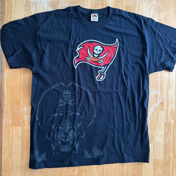 Tampa Bay Buccaneers T-Shirt and Visor - Picture 2 of 6